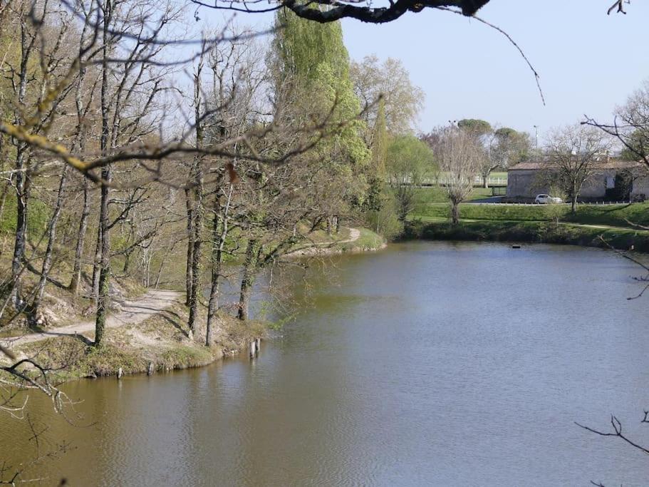 Charmant Appartement Avec Piscine. Monflanquin Kültér fotó